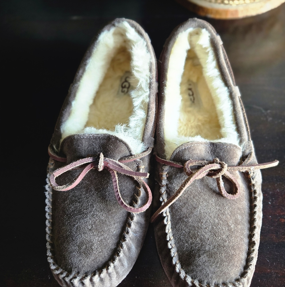 UGG Womens Size 8 Dakota Suede Shearling Brown Moccasin Slippers Shoes